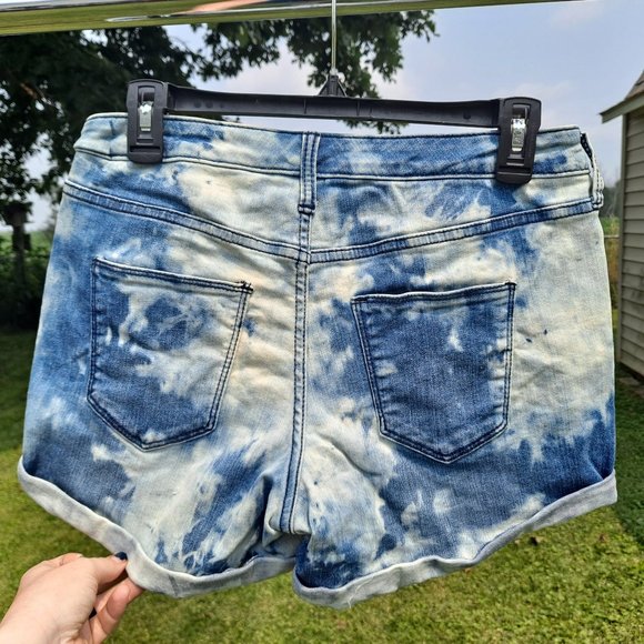 SOLD- Acid washed jean shorts - Picture 3 of 4